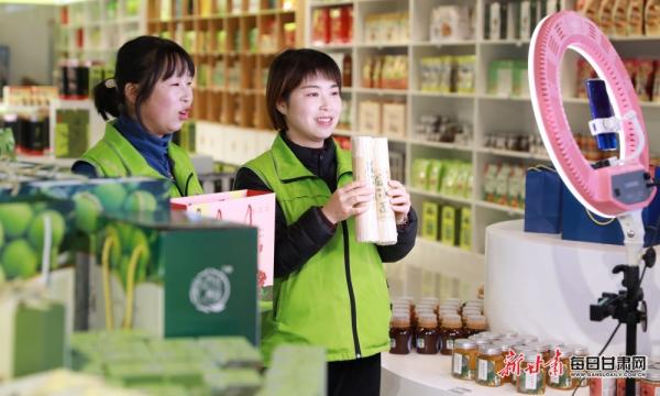 隴南市成縣陳院鎮(zhèn)隴小南帶貧電商基地，主播正在直播銷售“土年貨”。：（圖片4）李旭春攝影.JPG